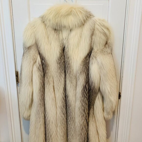 Incredible Full Length Blue Fox Fur Coat | Beautiful Collar | Stunning White Fur - Picture 11 of 16